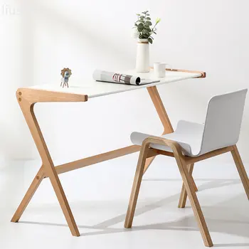 Кабинет в скандинавском стиле, письменный стол из массива дерева, современный простой письменный стол в маленькой квартире, домашний минималистичный кабинет, длинный стол у стены