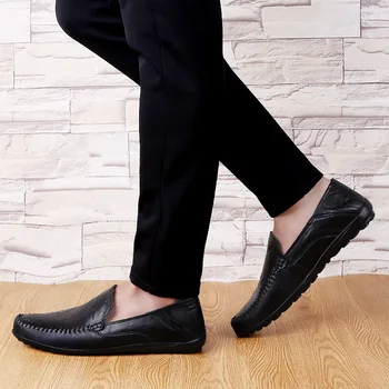 Осенняя брендовая мужская повседневная обувь 2023 года, Модная удобная кожаная обувь для мужчин, деловые кожаные туфли без застежки на плоской подошве с мягкой подошвой